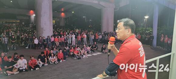 17일 오후 7시 김문수 대통령 후보에 대한 지지를 호소하는 집중 유세가 포항시 철길숲 한터마당에서 열리고 있다. [사진=이상휘 후보 사무실]