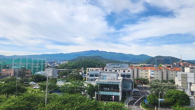 강풍과 폭우가 지난 후 선명히 보이는 한라산