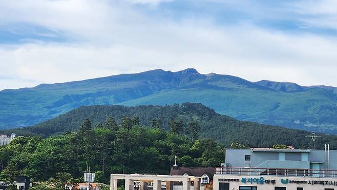 도심에서도 선명히 보이는 백록담
