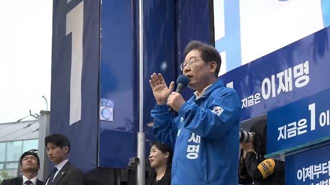 이재명 대선 후보가 15일 전남 순천시 연향동 패션의 거리에서 열린 유세에서 연설하고 있는 모습. ('델리민주' 캡처)
