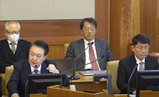 지난 1월 21일, 헌법재판소 탄핵심판 3차 변론기일에 직접 출석해 발언하고 있는 윤석열 전 대통령.