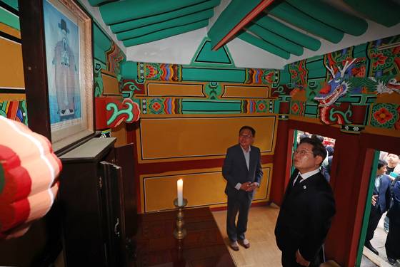 이재명 더불어민주당 대선 후보가 지난 10일 경남 남해군 설천면 충렬사를 찾아 이순신 장군 사당에서 참배를 마친 뒤 초상화를 바라보고 있다. 연합뉴스