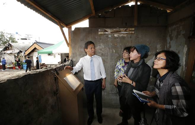 2016년 10월 5일 성매매 집결지인 전북 전주시 서노송동 선미촌에서 열린 소보람씨 설치미술전 개막식에서 당시 김승수 전주시장 등 참석자들이 현장을 둘러보고 있다. 사진 전주시