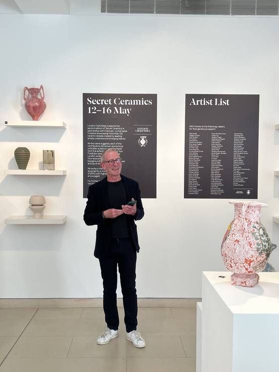 LCW 창립자 가이 솔터가 ‘시크릿 세라믹’ 전시를 소개하고 있다. [사진 국가유산진흥원·LCW]