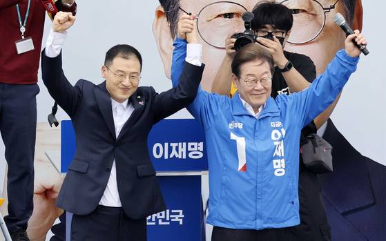 이재명 더불어민주당 대선후보가 16일 익산시 동부광장에서 국민의힘을 탈당한 김상욱 무소속 의원과 함께 인사를 하고 있다. 김성룡 기자
