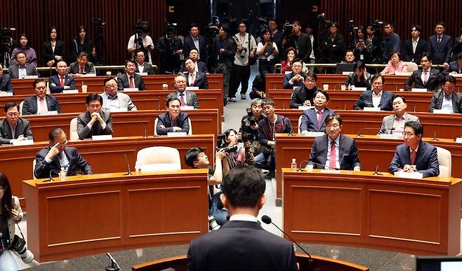 권영세(왼쪽) 국민의힘 비상대책위원장과 권성동 원내대표를 비롯한 의원들이 9일 오후 서울 여의도 국회에서 열린 의원총회에서 김문수 대선후보의 발언을 듣고 있다. 후보 교체 시도가 실패하자 권영세 의원은 비대위원장직을 사퇴했다. 조기 대선 사퇴를 초래한 윤석열 전 대통령은 17일 탈당을 선언했다. /뉴시스