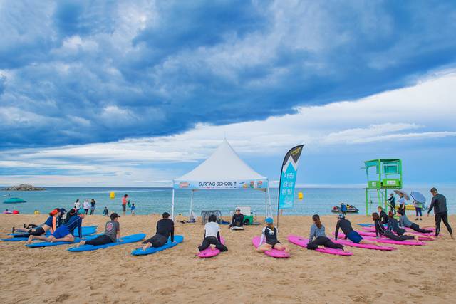 ▲ 고성군이 ‘2025년 고향올래 공모사업’에 최종 선정돼 생활인구 유입을 통한 소멸위기 대응을 위한 로컬유학 혁신모델 구축에 착수한다. 사진은 서핑스팟으로 힙한 청정 고성해변.
