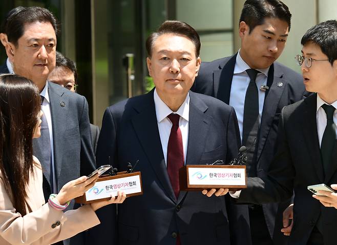 지난 12일 오전 재판 퇴장 직후 윤 전 대통령. 취재진이 근접 질문을 했지만, 제지 없는 경호처.     출처 : 연합뉴스