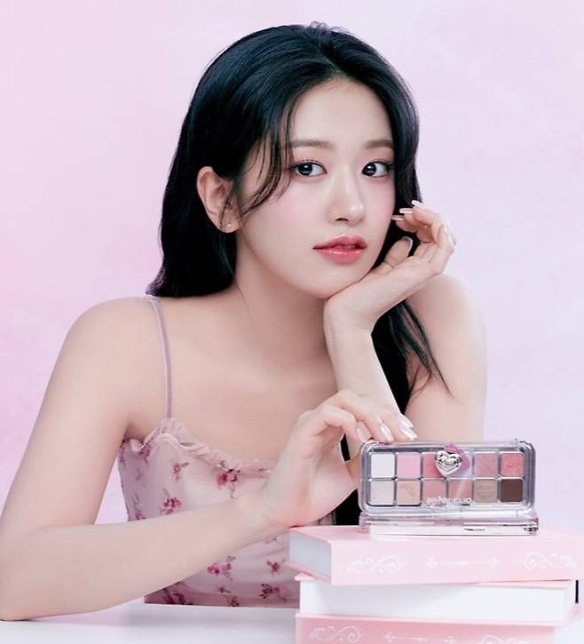 프로 아이 팔레트 에어 모델 안유진. 클리오 제공