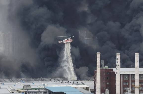 17일 오전 광주 광산구 송정동 금호타이어 광주공장에서 화재가 발생해 소방당국이 소방헬기를 동원해 진화 작업을 하고 있다. 뉴스1