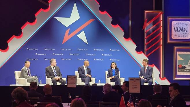 미국 메릴랜드주 내셔널하버에서 열린 투자유치 행사 '셀렉트USA'에 참가한 주지사들이 지난 12일 단상에 올라 각 주의 장점을 설명하고 있다. 사진=이상은 한국경제신문 기자