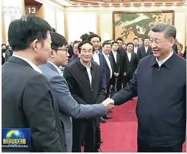 시진핑 중국 국가주석이 지난 2월 17일 민영기업 대표들과의 간담회에서 량원펑 딥시크 창업자와 악수하고 있다. 중국 중앙(CC)TV 캡처