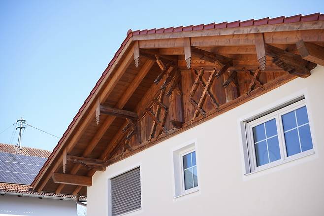 독일 후글핑 마을 주민들은 옛 건물을 고쳐 쓴다. 고쳐 쓰지 못할 정도로 오래된 건물은 헐고 새로 짓는다. 새 건물도 외관은 예전 모습과 최대한 가깝게 짓는다. 마을의 특색을 최대한 유지하기 위해서다. 옛 건물 지붕 처마 밑에 있던 격자무늬 나무 장식(분트베르크)를 새 건물에 옮겨 놓은 모습. 진정은씨 제공.