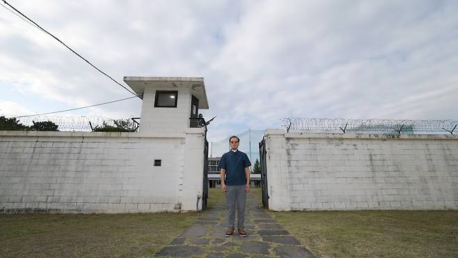 <모진 매질의 기억, 상무대 앞에서>  45년 전 5·18 민주화운동 당시 광주의 공군부대에서 복무하다 탈영해 시민군으로 활동한 이재춘씨가 지난 14일 광주 서구 5·18 자유공원에 복원돼 있는 상무대 영창 앞에 서 있다. 정효진 기자