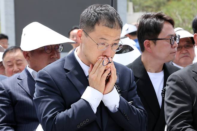 5·18민주화운동 45주년을 하루 앞둔 17일 국민의힘을 탈당한 무소속 김상욱 국회의원이 광주 북구 운정동 국립5·18민주묘지에서 열린 5·18추모제에서 추모공연을 보며 눈물을 닦고 있다. 연합뉴스