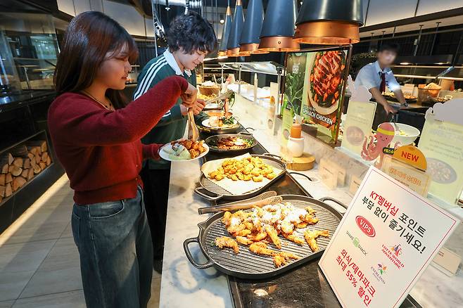 Diners help themselves at the salad bar in a family restaurant chain Vips branch in central Seoul, which is running a promotion for customers with KT telecommunications membership throughout May. (KT)