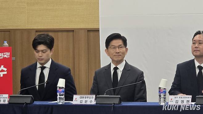 김문수 국민의힘 대선 후보와 김용태 비상대책위원장이 17일 김대중컨벤션센터에서 열린 ‘광주·전북·전남 중앙선대위 현장회의’에 참석했다. 임현범 기자