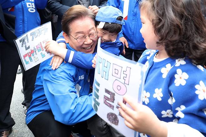 이재명 더불어민주당 대선 후보가 17일 전남 나주시 금성관 망화루 앞에서 열린 유세에서 한 어린이와 안으며 인사하고 있다. 연합뉴스