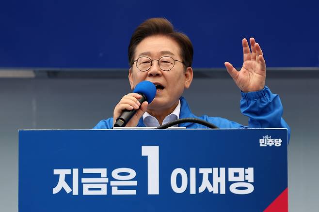 이재명 더불어민주당 대선 후보가 17일 광주 김대중컨벤션센터 광장에서 열린 집중 유세에서 지지를 호소하고 있다. 연합뉴스
