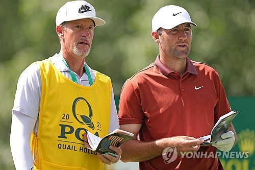 캐디와 코스 공략을 상의하는 셰플러. 사진[AFP/게티이미지=연합뉴스]