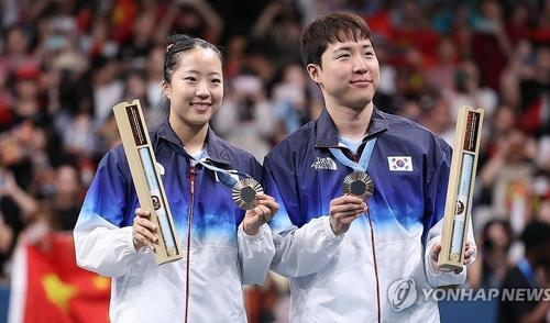 파리 올림픽 혼복 동메달을 합작한 신유빈(왼쪽)과 임종훈