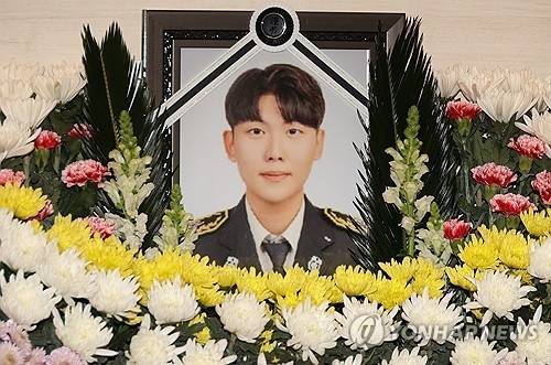 지난 2024년 2월 경북 문경시의 한 장례식장에 육가공공장 화재 진압 중 순직한 김수광(27) 소방장의 사진. [사진 = 연합뉴스]