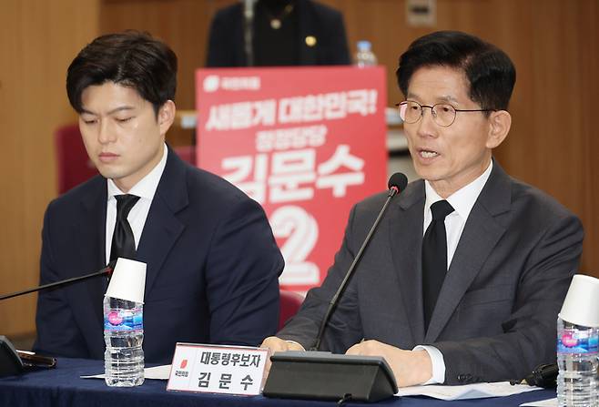 김문수 국민의힘 대선 후보가 17일 광주 서구 김대중컨벤션센터에서 열린 현장 선거대책위원회 회의에서 발언하고 있다. [사진 출처 = 연합뉴스]