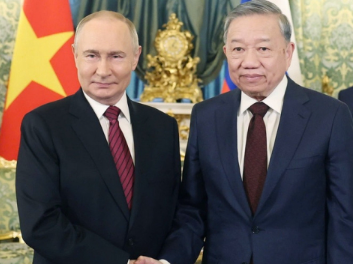 지난 10일(현지시간) 블라디미르 푸틴(왼쪽) 러시아 대통령과 만난 또럼 베트남 국가주석. <VN익스프레스>