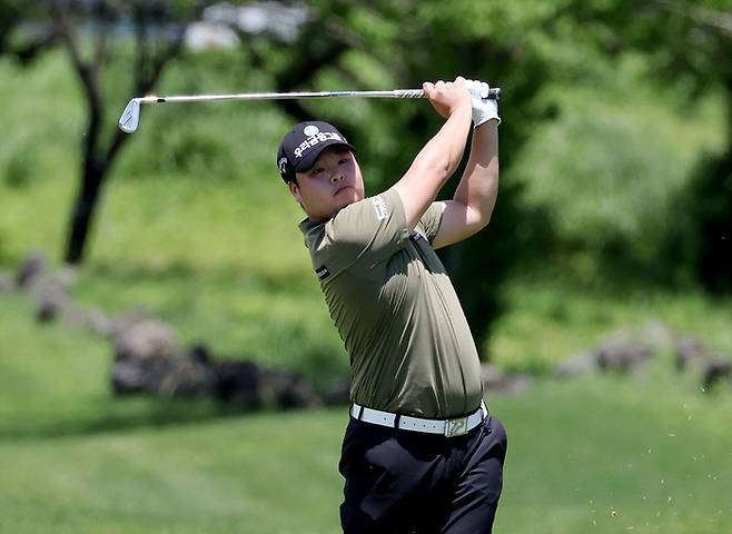 SK텔레콤 오픈 첫날 아이언 샷을 한 뒤 공을 바라보고 있는 황중곤. KPGA