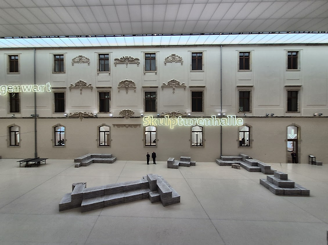 카페와 뮤지엄샵, 티켓 부스가 있는 실내 공간이 엄청난 개방감을 자랑한다. 설치작품 같은 휴식 공간이 있다. ©김슬기