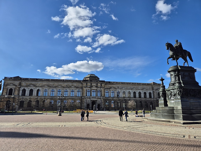 독일의 베르사유 궁전이라고 할 수 있는 츠빙거 궁전의 동쪽은 회화 갤러리로 사용되고 있다. 츠빙거의 안뜰은 공사중이어서 아쉬움이 있었다. ©김슬기