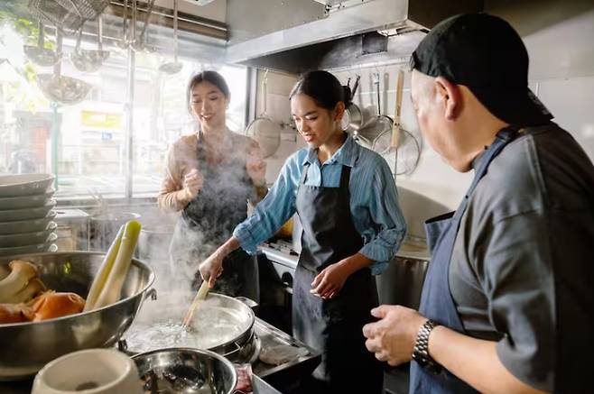 미쉐린 빕 구르망 레스토랑 셰프 사부로 이시고카에게 배우는 정통 라멘 요리 / 사진=에어비앤비