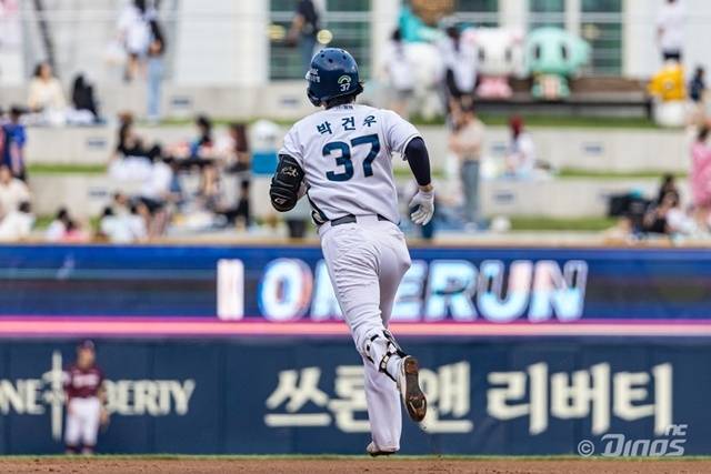 17일 더블헤더 1차전에서 NC의 공격을 이끌고 있는 박건우. 사진=NC 제공