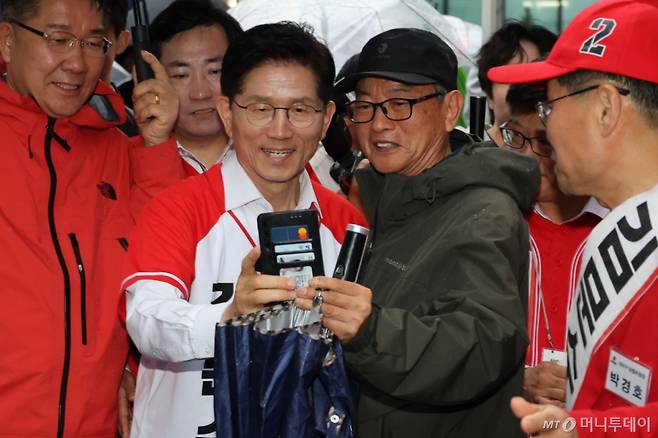 [대전=뉴시스] 김문수 국민의힘 대통령 후보가 16일 오후 대전 중구 으능정이거리에서 한 시민과 기념촬영을 하고 있다.(공동취재) 2025.05.16.