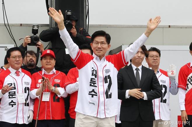 김문수 국민의힘 대선후보가 16일 경기도 수원시 팔달구 지동시장에서 열린 유세에서 시민들에게 지지를 호소하고 있다. (공동취재)  2025.05.16. /사진=뉴시스 /사진=조성봉