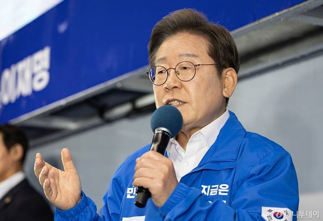 [정읍=뉴시스] 조성우 기자 = 이재명 더불어민주당 대선후보가 16일 전북 정읍시 정읍역 광장에서 열린 유세에서 연설을 하고 있다. (공동취재) 2025.05.16.