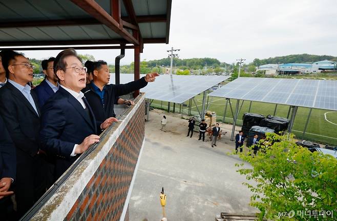 (여주=뉴스1) 안은나 기자 = 이재명 더불어민주당 대통령 후보가 2차 골목골목 경청투어에 나선 5일 오후 경기 여주시 구양리를 찾아 태양광 시설을 둘러보고 있다. 2025.5.5/뉴스1  Copyright (C) 뉴스1. All rights reserved. 무단 전재 및 재배포,  AI학습 이용 금지. /사진=(여주=뉴스1) 안은나 기자