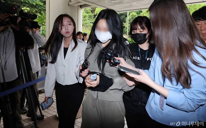 (서울=뉴스1) 박세연 기자 = 축구 국가대표팀 주장 손흥민을 상대로 돈을 받아내려해 공갈 혐의를 받고 있는 양씨(20대 여성)가 17일 서초구 서울중앙지방법원에서 열린 구속 전 피의자심문(영장심사)에 출석하고 있다.  양 씨는 지난해 6월 손흥민 측에 "아이를 임신했다"며 태아 초음파 사진을 보내고 이 사실을 폭로하겠다고 협박해 3억 원을 뜯어낸 혐의를 받는다. 양 씨가 주장하는 임신 시점은 손흥민 측 진술과 차이가 있는 것으로 알려졌다. 2025.5.17/뉴스1  Copyright (C) 뉴스1. All rights reserved. 무단 전재 및 재배포,  AI학습 이용 금지. /사진=(서울=뉴스1) 박세연 기자