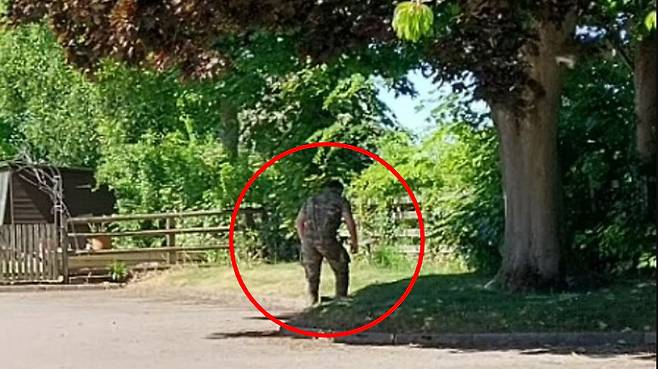 영국 육군의 폭발물 처리 전문가가 초등학교 교사가 두고 간 학교 주차장 옆의 수류탄을 살펴보기 위해 접근하는 모습. /사진=영국 데일리메일 캡처