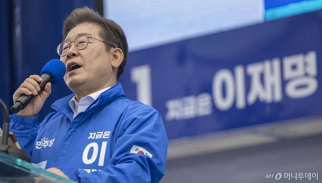 (광주=뉴스1) 이재명 기자 = 이재명 더불어민주당 대통령 후보가 17일 광주광역시 서구 김대중컨벤션센터 광장에서 열린 집중 유세에서 지지를 호소하는 연설을 하고 있다. (공동취재)2025.5.17/뉴스1  Copyright (C) 뉴스1. All rights reserved. 무단 전재 및 재배포,  AI학습 이용 금지. /사진=(광주=뉴스1) 이재명 기자