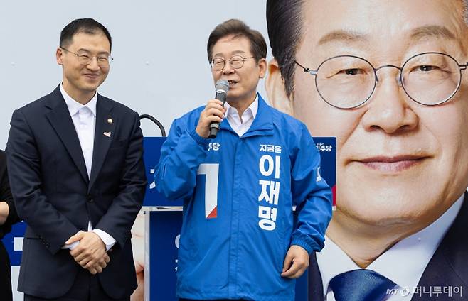 (익산=뉴스1) 이재명 기자 = 이재명 더불어민주당 대통령 후보가 16일 오전 전북 익산시 익산역 동부광장에서 김상욱 무소속 의원을 지지자들에게 소개하고 있다. 2025.5.16/뉴스1  Copyright (C) 뉴스1. All rights reserved. 무단 전재 및 재배포,  AI학습 이용 금지. /사진=(익산=뉴스1) 이재명 기자