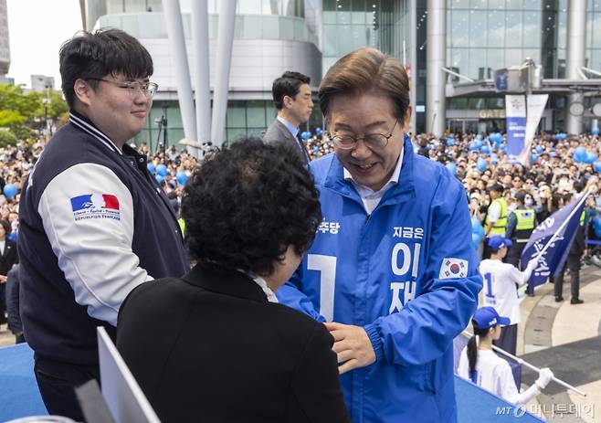 (광주=뉴스1) 이재명 기자 = 이재명 더불어민주당 대통령 후보가 17일 광주광역시 서구 김대중컨벤션센터 광장에서 열린 집중 유세에서 한강의 소설 '소년이 온다' 주인공 중 하나인 문재학 열사의 어머니 김길자 여사와 인사하고 있다. (공동취재)2025.5.17/뉴스1  Copyright (C) 뉴스1. All rights reserved. 무단 전재 및 재배포,  AI학습 이용 금지.