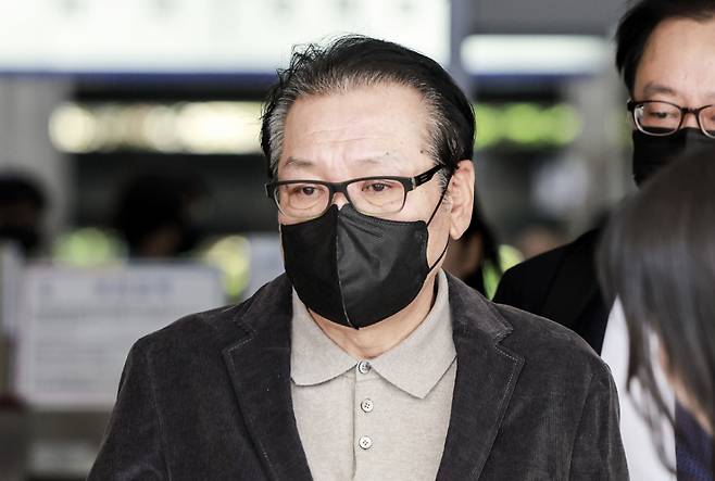 2018년 전국동시지방선거 당시 공천을 대가로 불법 정치자금을 수수한 혐의와 함께 윤석열 전 대통령 부부와의 친분을 과시하며 각종 이권에 개입한 의혹을 받는 무속인 '건진법사' 전성배 씨가 지난 12일 서울 양천구 서울남부지방법원에서 열린 두번째 공판을 마친 뒤 법원을 나서고 있다. /사진=뉴시스