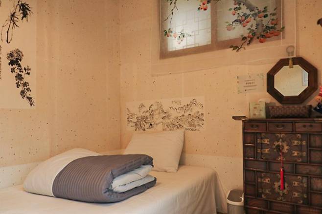 한옥체험 풍경의 침대방. /사진=한국관광공사