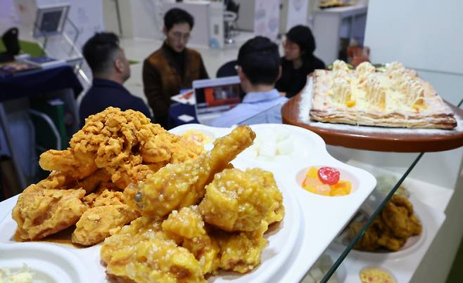 브라질이 조류 독감으로 닭 수출을 60일 동안 중단한다. 사진은 지난달 15일 서울 강남구 코엑스에서 열린 '2025 대한민국 소비재·서비스 수출대전'에서 바이어들이 상담을 받고 있는 모습./사진=뉴스1 김도우 기자