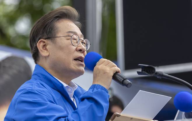 이재명 더불어민주당 대통령 후보가 '기술주도 성장'과 '모두의 성장'을 두 축으로 내세운 이 후보는 인공지능(AI)과 첨단산업, 에너지 전환, 문화 콘텐츠, 지역 균형성장 등 6대 핵심 분야를 중심으로 '진짜 성장'을 실현하겠다는 경제공약을 발표했다. 사진은 이재명 더불어민주당 대선후보가 17일 전남 나주시 금성관 앞에서 열린 유세에서 연설하고 있는 모습. /사진=뉴시스