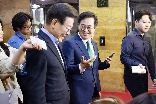 김동연 경기도지사와 이재명 더불어민주당 대선 후보가 지난해 6월 3일 서울 여의도 국회에서 ‘경제3법’ 협조 관련 대화를 나누고 있다. / 사진제공=경기도