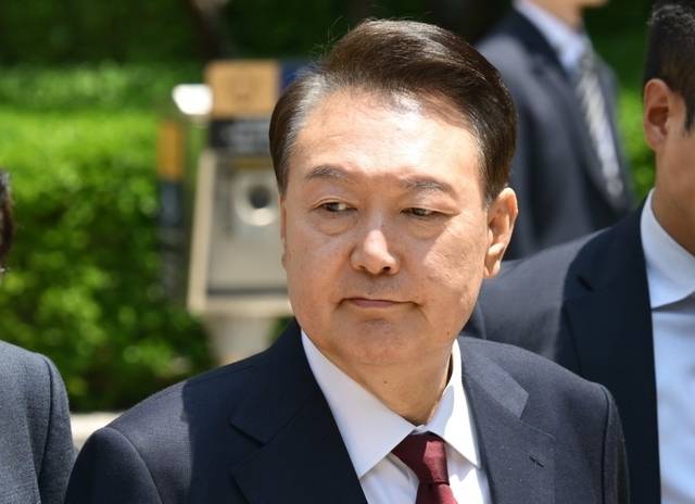 윤석열 전 대통령이 12일 서울 서초구 서울중앙지방법원에서 열린 3차 공판에서 오전 공판을 마치고 법원을 나서고 있다. 연합뉴스