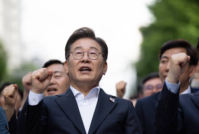 이재명 더불어민주당 대선후보가 17일 광주광역시 동구 금남로에서 열린 5·18 광주민주화운동 45주기 전야제에 참석해 임을 위한 행진곡을 제창하고 있다.  연합뉴스