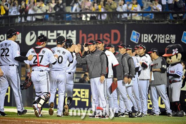 2025년 5월 15일 오후 서울 잠실구장에서 진행된 '2025 신한 SOL뱅크 KBO 리그' 키움 히어로즈와 LG 트윈스의 경기. LG가 6-2로 승리한 뒤 기뻐하고 있다./마이데일리